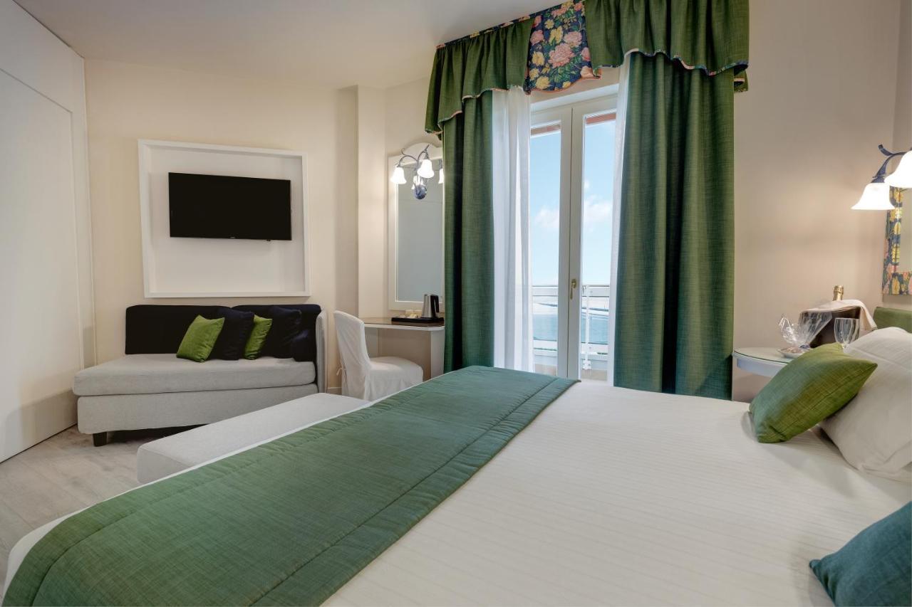 Hotel Cavalieri Palace & Suites Lido di Jesolo Exterior photo