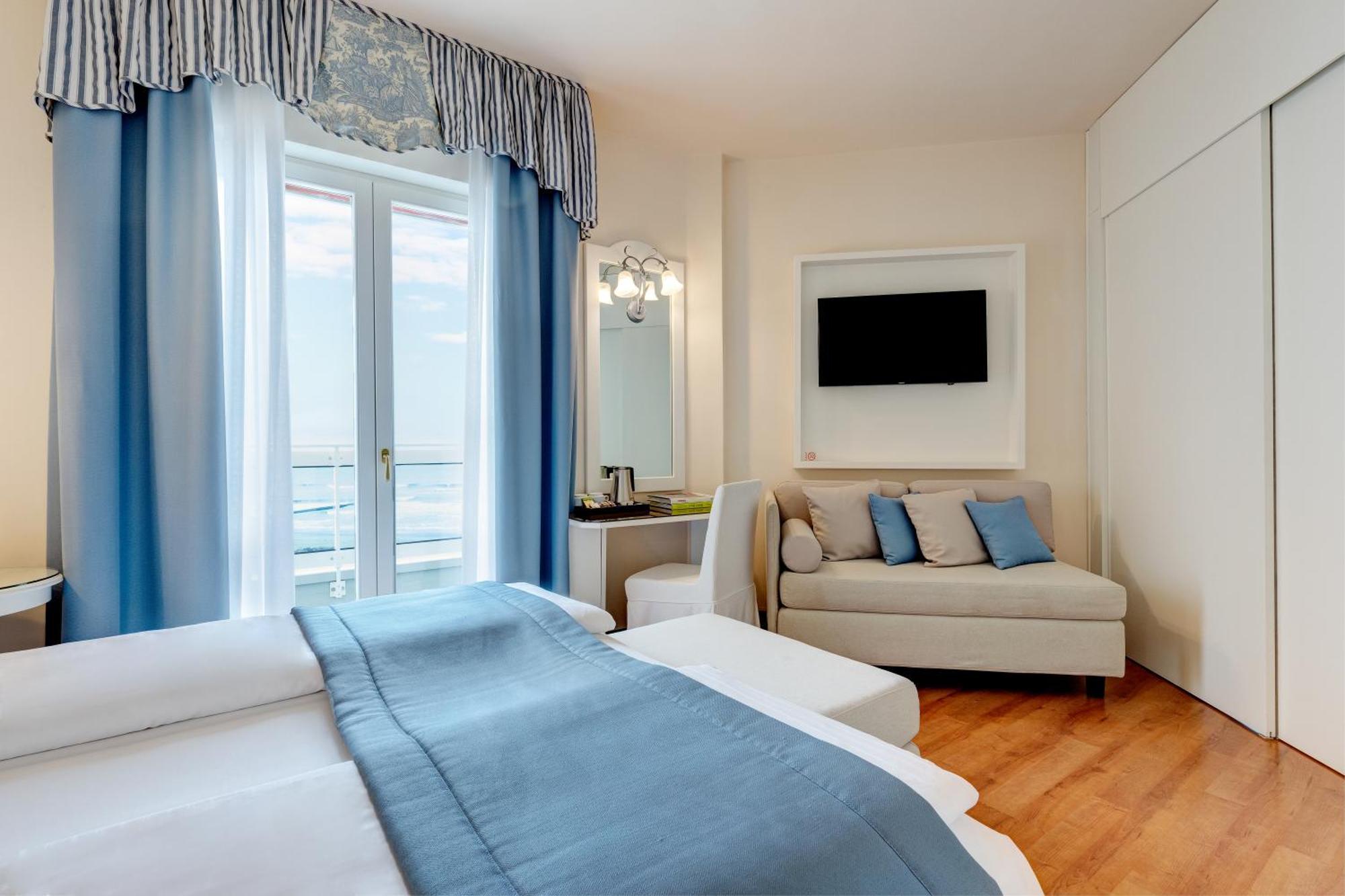 Hotel Cavalieri Palace & Suites Lido di Jesolo Exterior photo