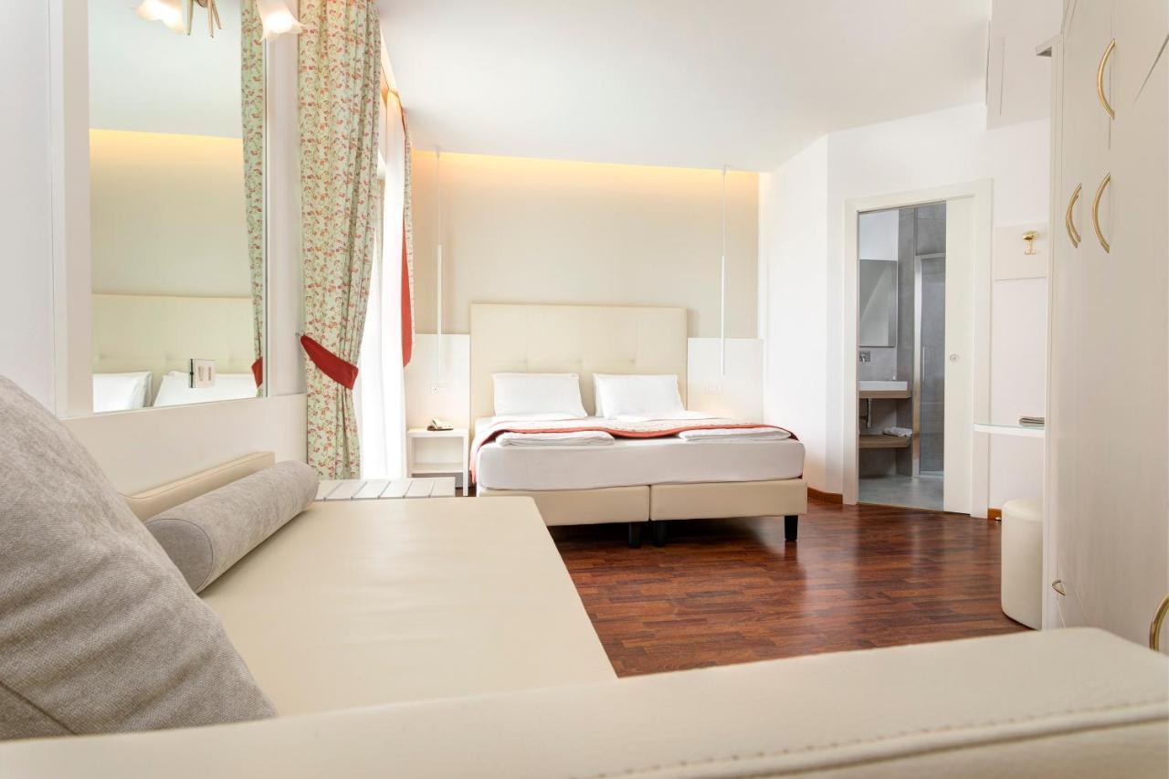 Hotel Cavalieri Palace & Suites Lido di Jesolo Exterior photo