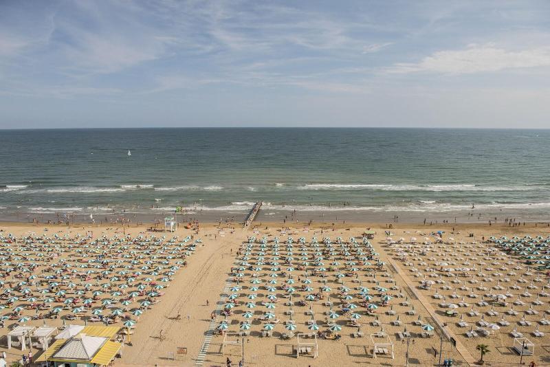 Hotel Cavalieri Palace & Suites Lido di Jesolo Exterior photo