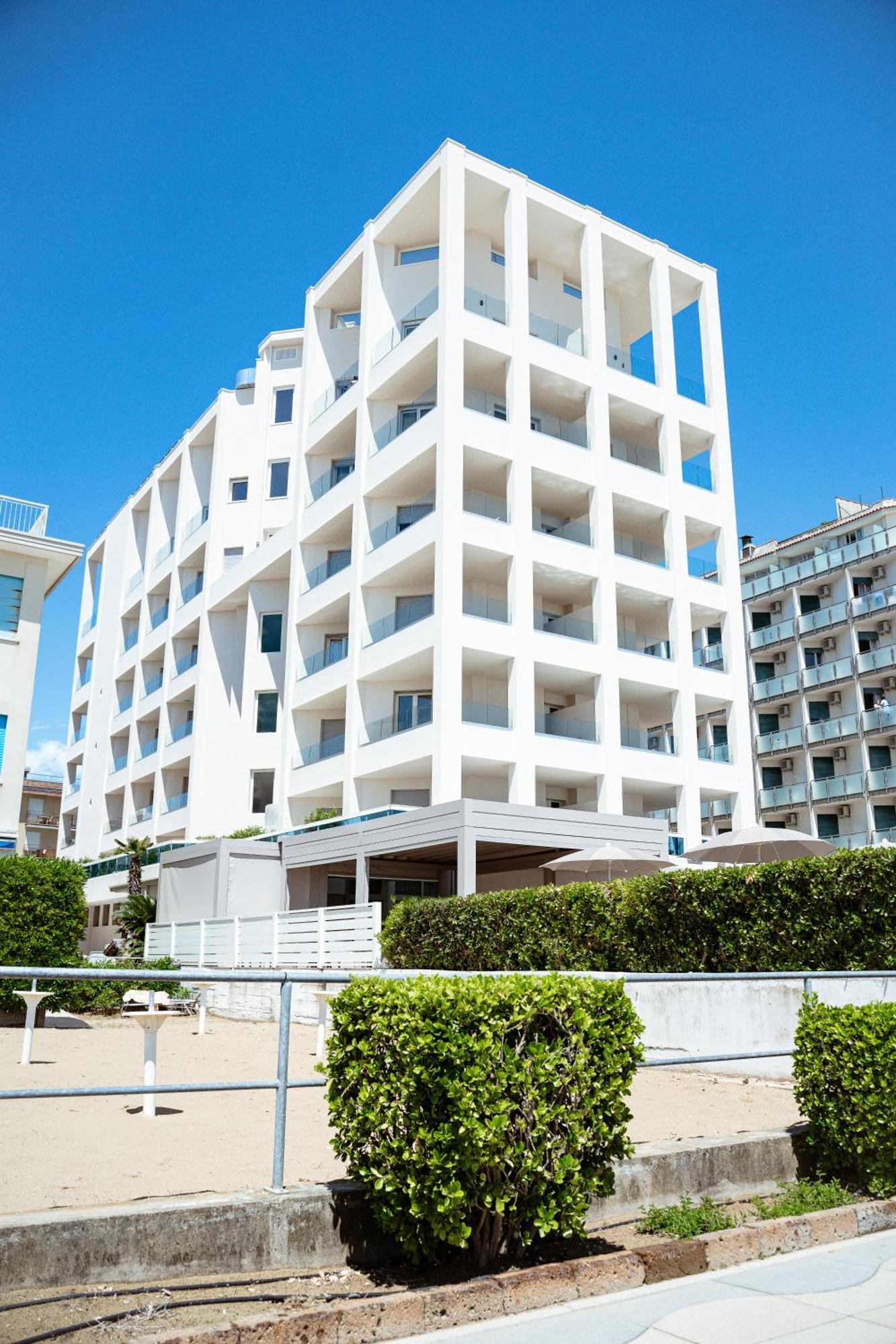 Hotel Cavalieri Palace & Suites Lido di Jesolo Exterior photo