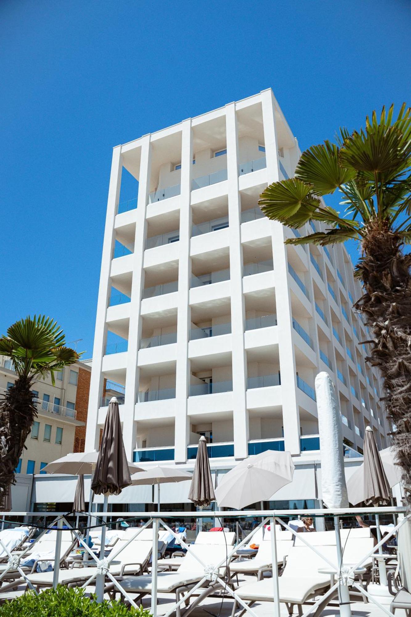 Hotel Cavalieri Palace & Suites Lido di Jesolo Exterior photo