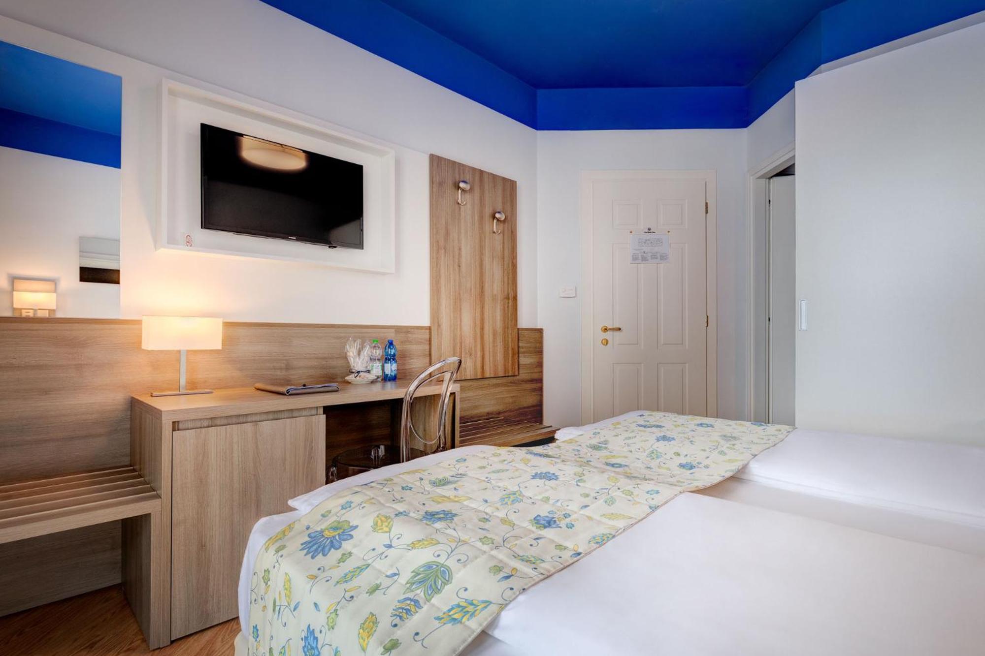 Hotel Cavalieri Palace & Suites Lido di Jesolo Exterior photo
