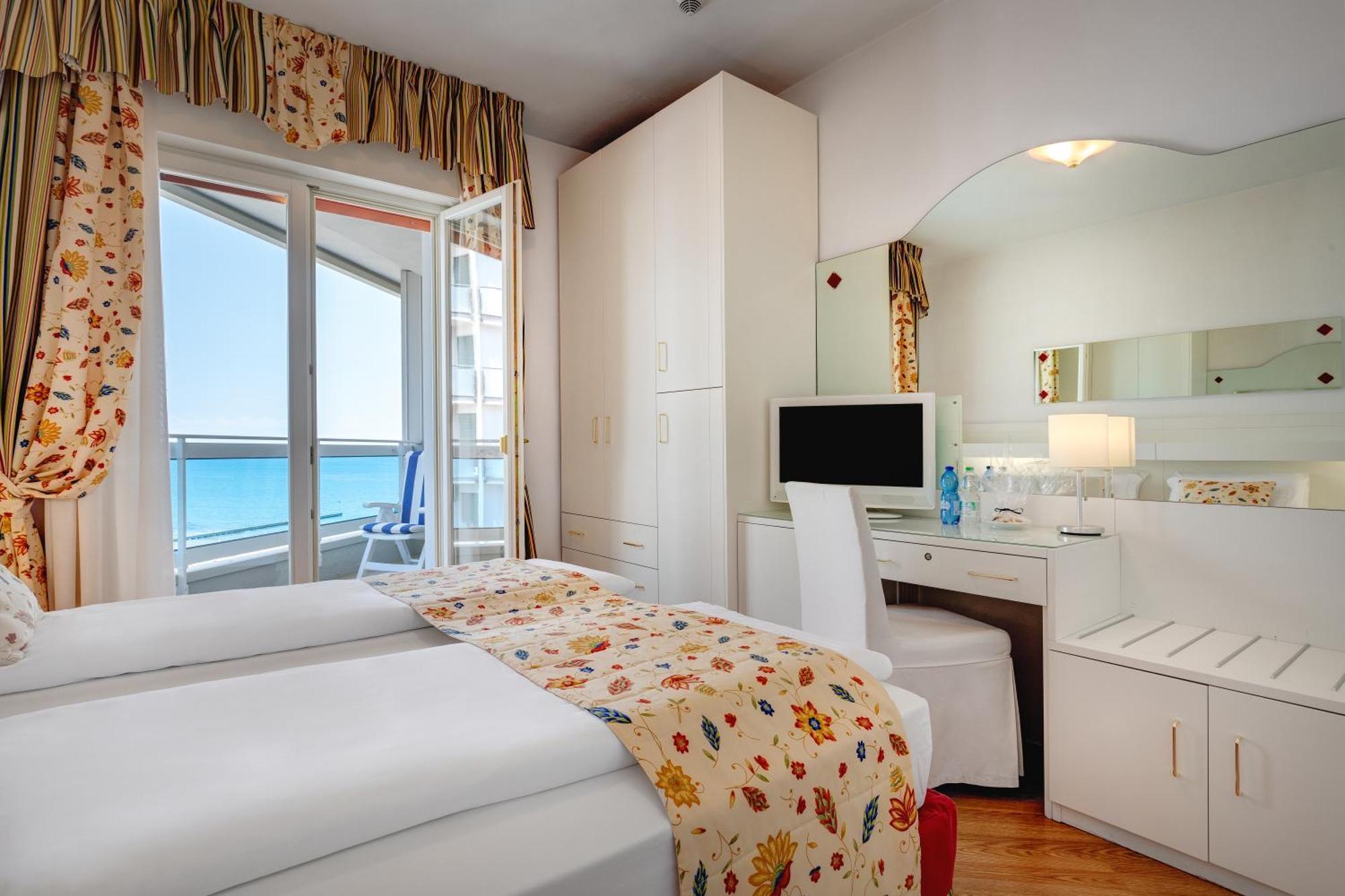 Hotel Cavalieri Palace & Suites Lido di Jesolo Exterior photo