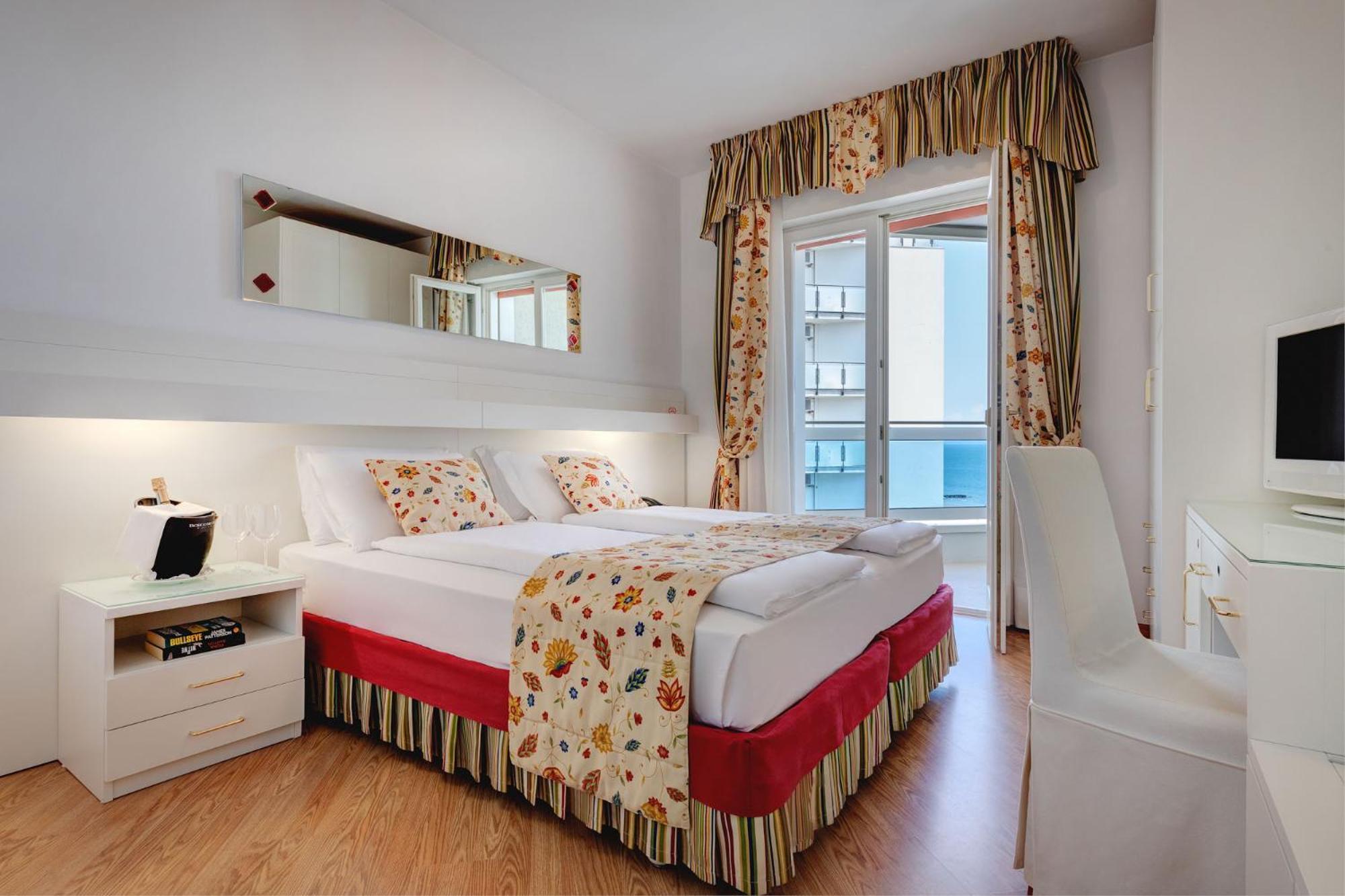 Hotel Cavalieri Palace & Suites Lido di Jesolo Exterior photo
