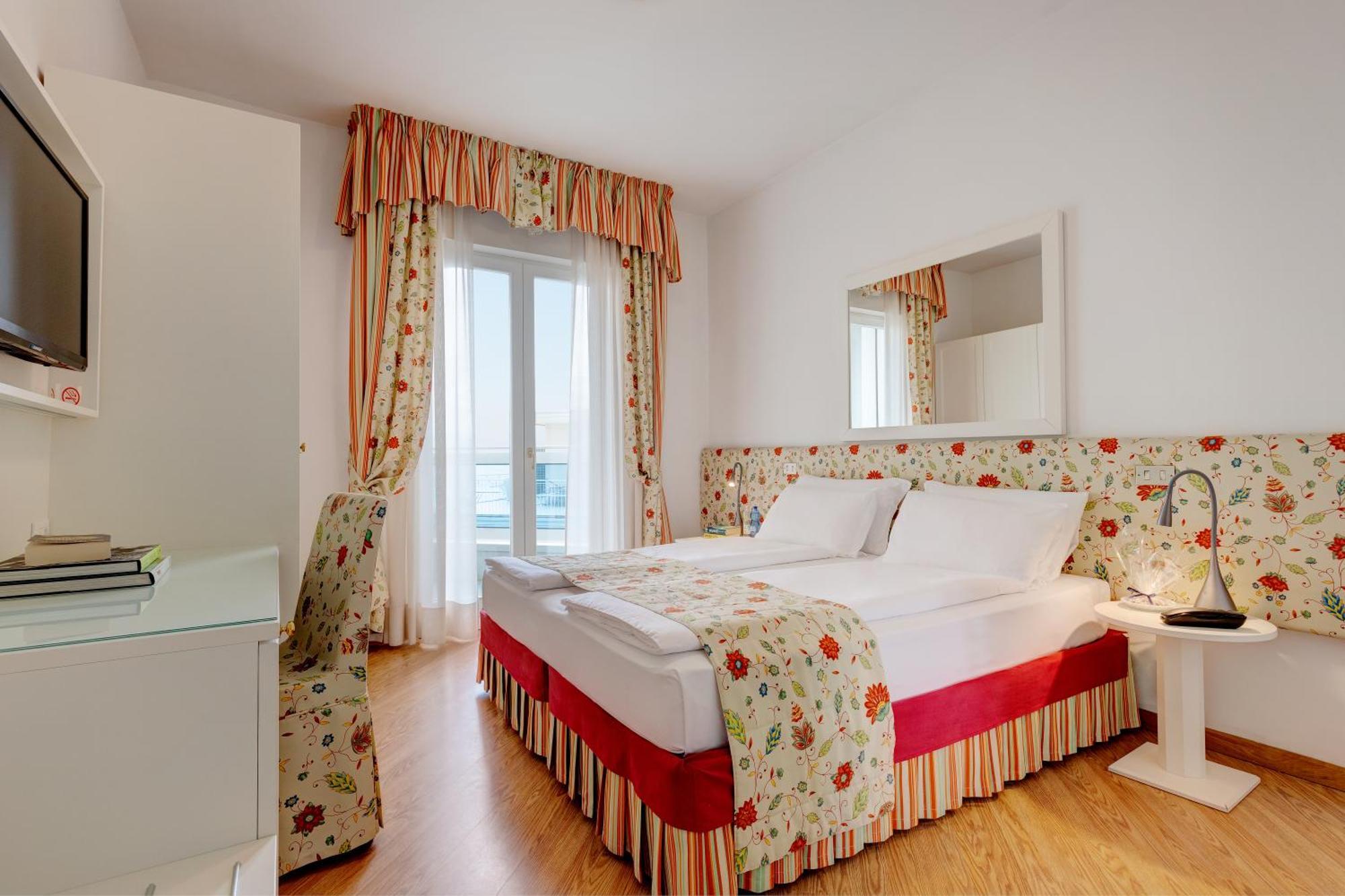 Hotel Cavalieri Palace & Suites Lido di Jesolo Exterior photo