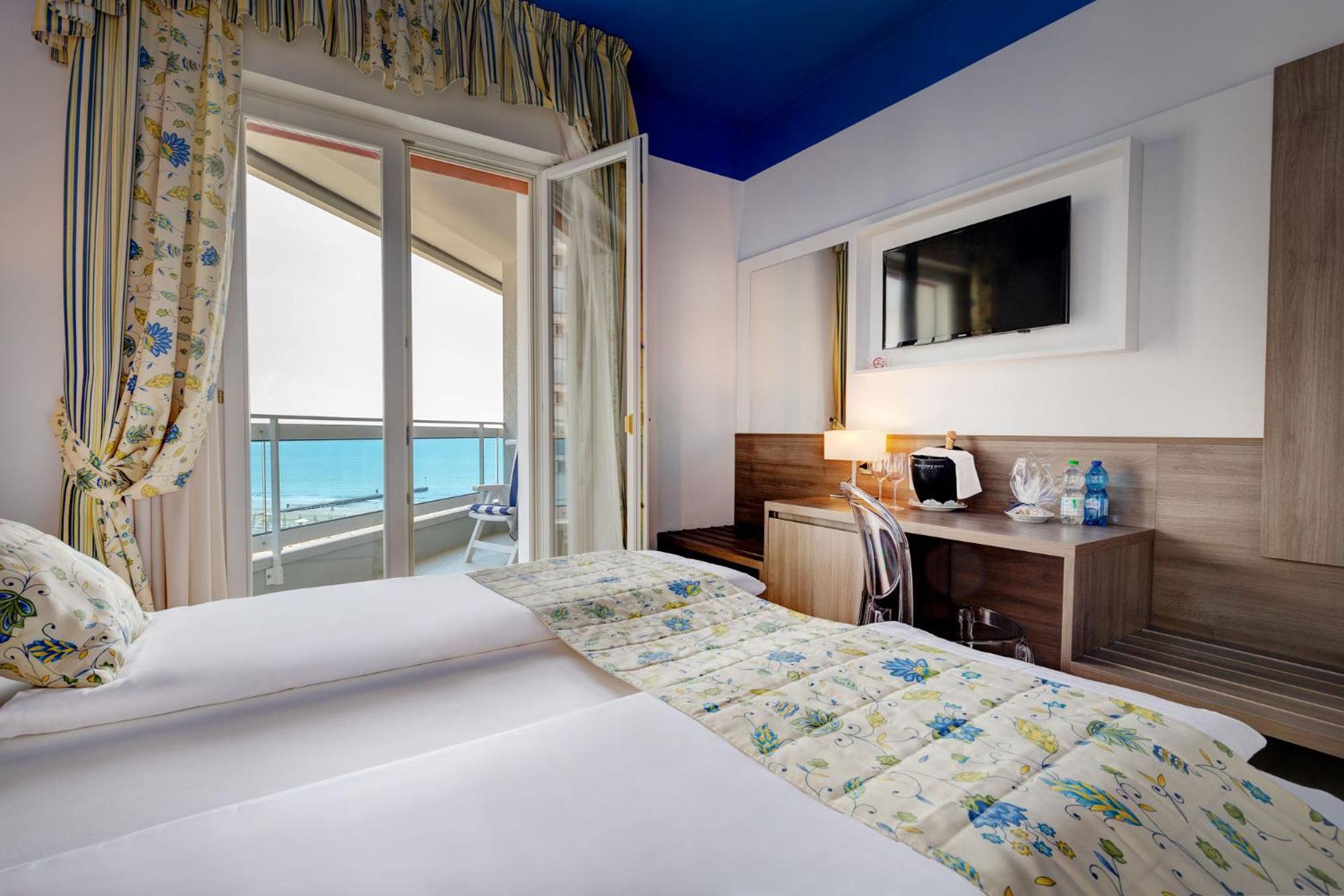 Hotel Cavalieri Palace & Suites Lido di Jesolo Exterior photo