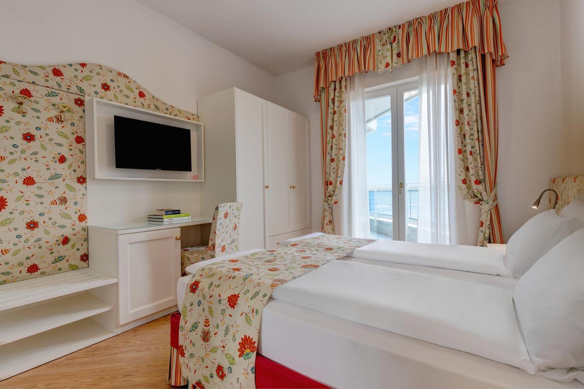 Hotel Cavalieri Palace & Suites Lido di Jesolo Exterior photo