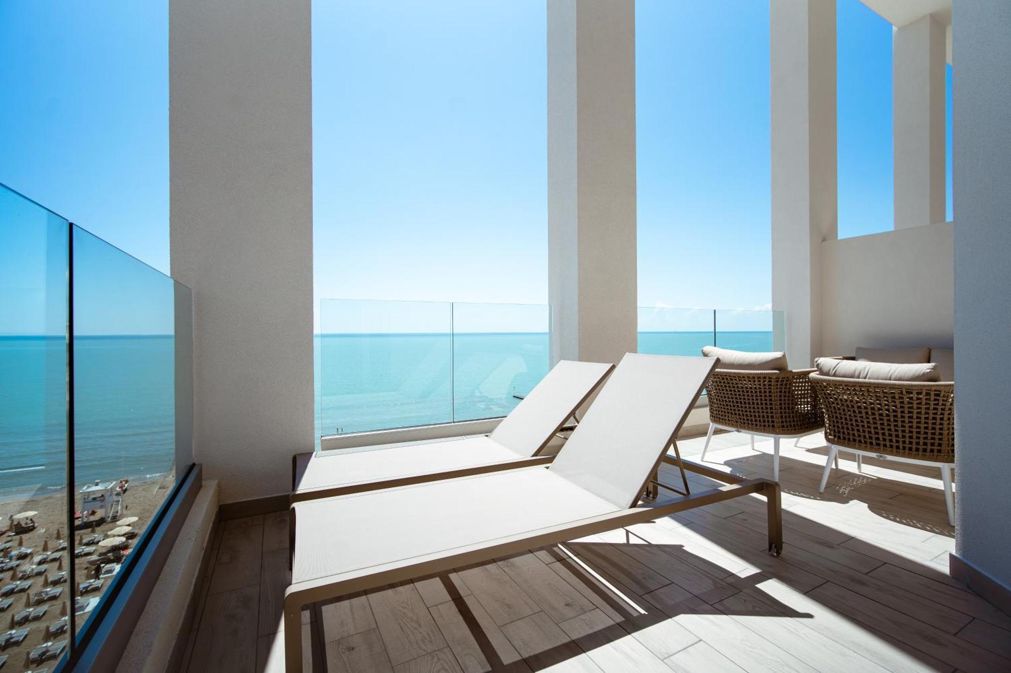 Hotel Cavalieri Palace & Suites Lido di Jesolo Exterior photo