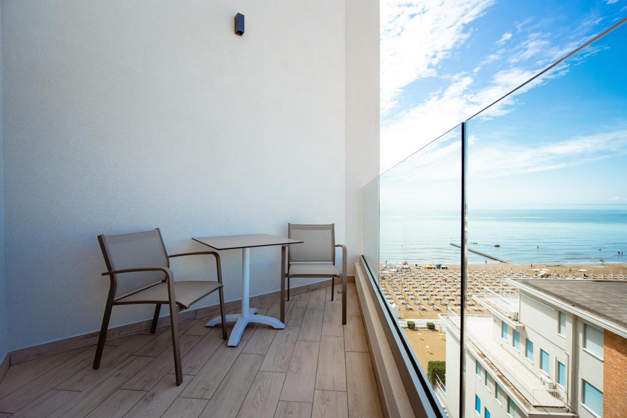 Hotel Cavalieri Palace & Suites Lido di Jesolo Exterior photo